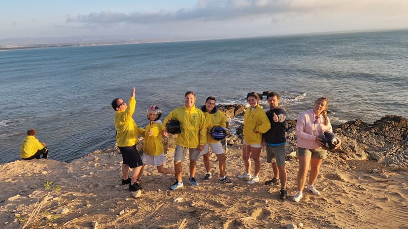 Groupe heureux face à l'océan